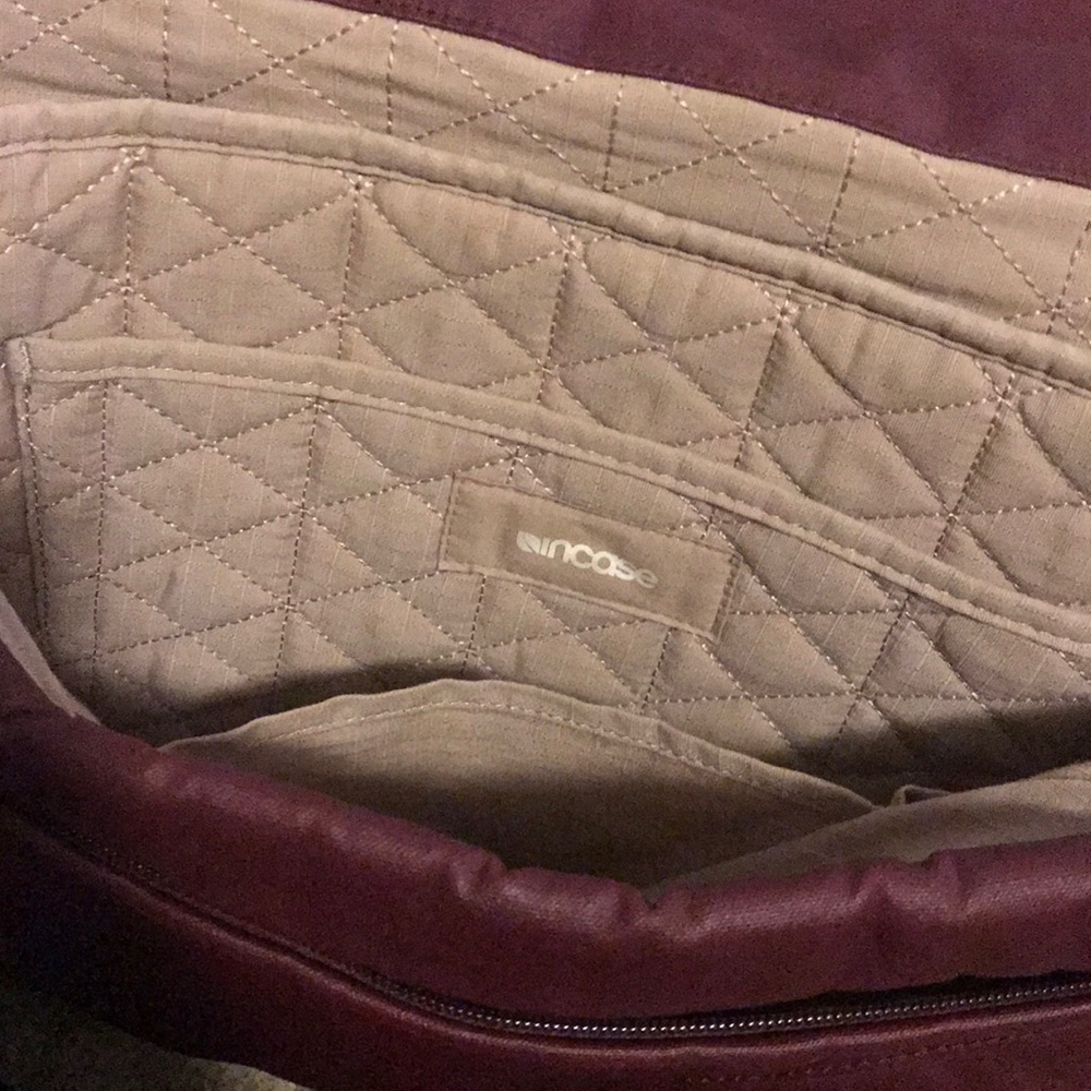 Incase laptop messenger bag with shoulder strap